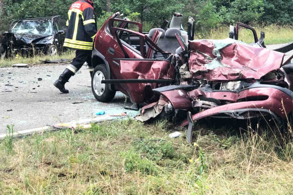 Zwei Menschen sind bei einem schweren Verkehrsunfall im Landkreis Roth in Bayern verletzt worden.