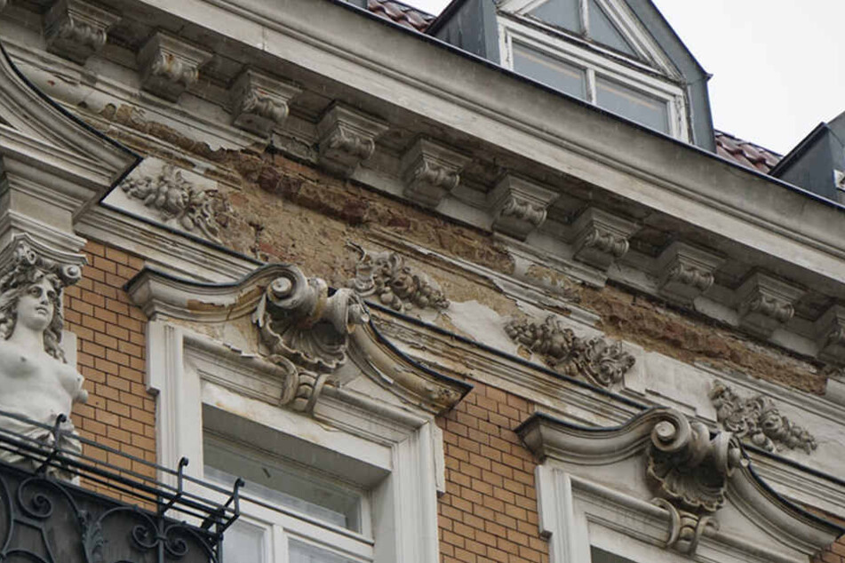 Auch in der Katzbachstraße fielen Fassadenteile in großen Stücken auf die Straße. Zum Glück wurde niemand verletzt.