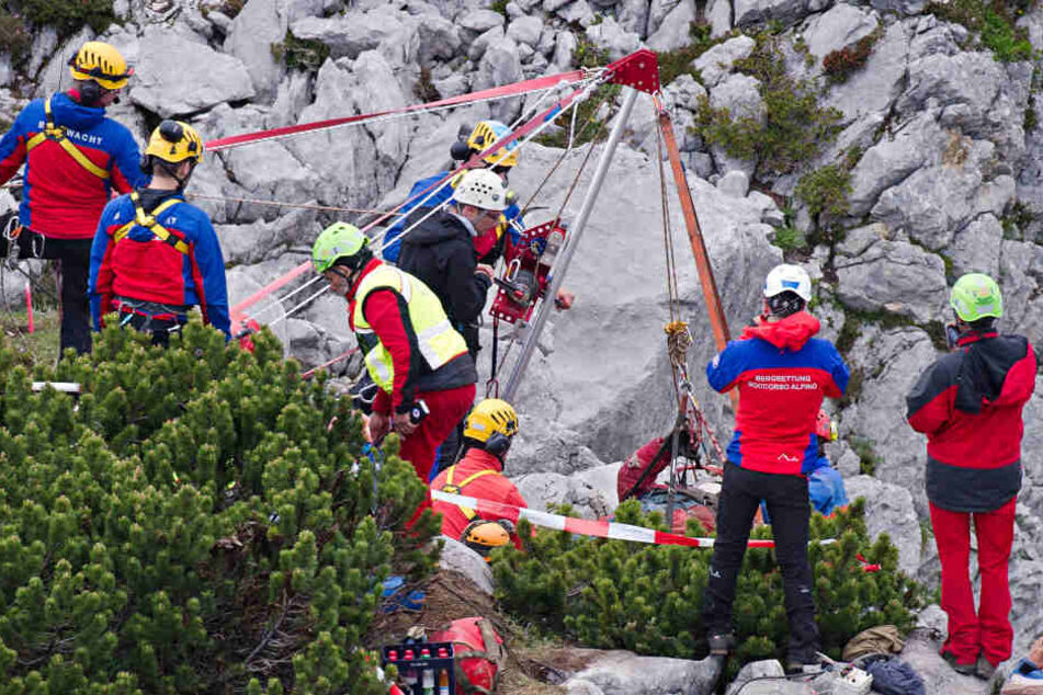 14 weitere Menschen müssen laut Berichten noch vom Berg gerettet werden. (Symbolbild)
