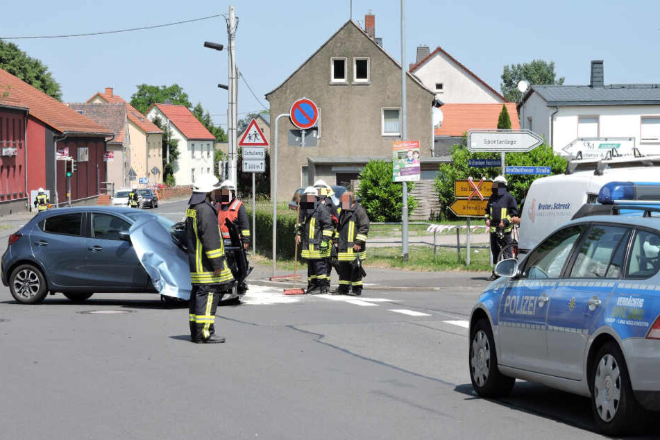 Polizei und Feuerwehr waren vor Ort und sperrten die Unfallstelle ab.