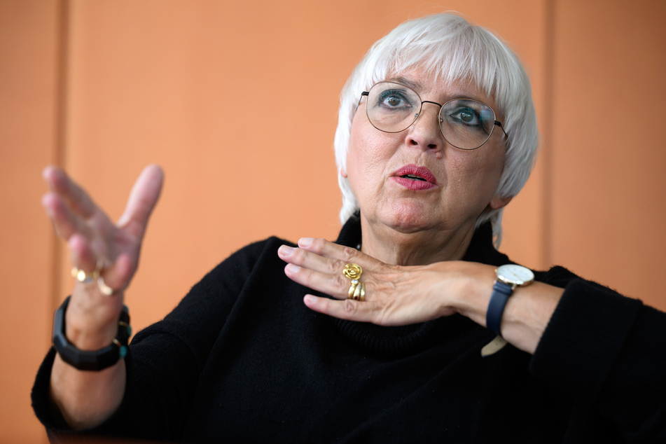 Grünen-Politikerin Claudia Roth (68) ist attackiert worden.