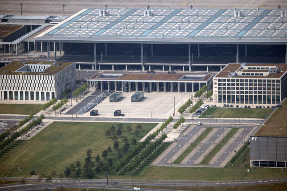 Der Bau des Hauptstadtflughafens Berlin Brandenburg (BER) "Willy Brandt" wurde 2006 begonnen und soll frühestens Ende 2020 abgeschlossen sein.
