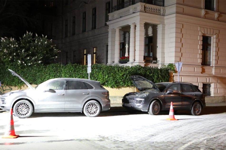 Die beiden Autos gerieten aus bisher ungeklärter Ursache in Brand.