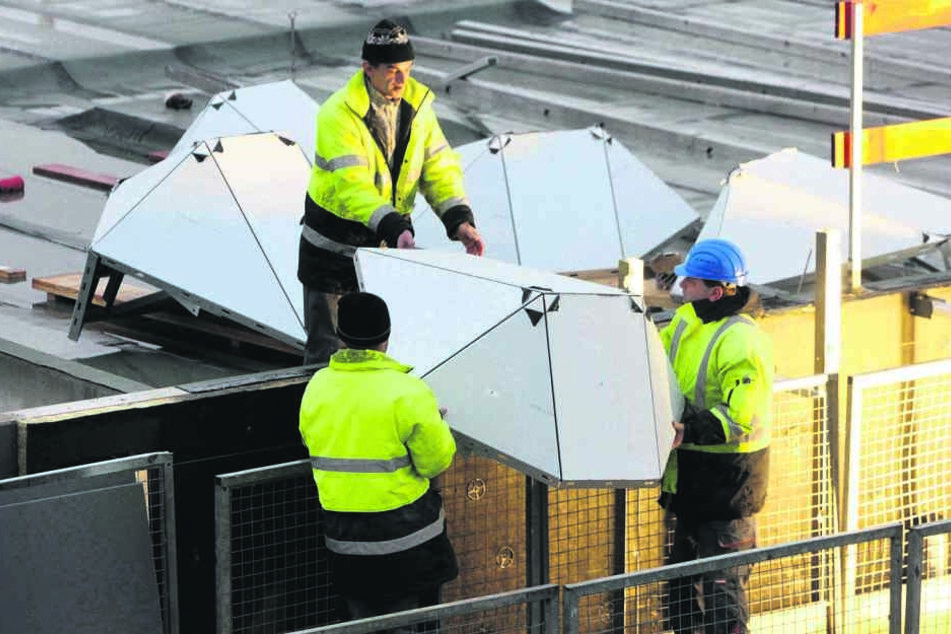Im Dezember 2008 brachten Bauarbeiter Nachbildungen der "Centrum-Waben" an der neu gebauten Galerie an.