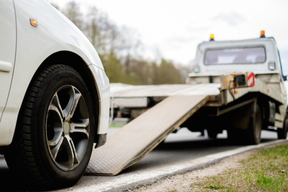 Der Fahrer des Abschleppwagens informierte die Polizei. (Symbolbild)