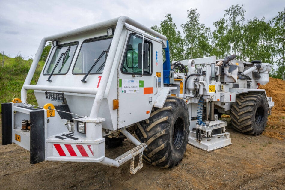 Dieser 35 Tonnen schwere Vibro-Truck klopft die Erde in Schönbrunn ab, sucht nach dem besten Platz für ein Bohrloch.