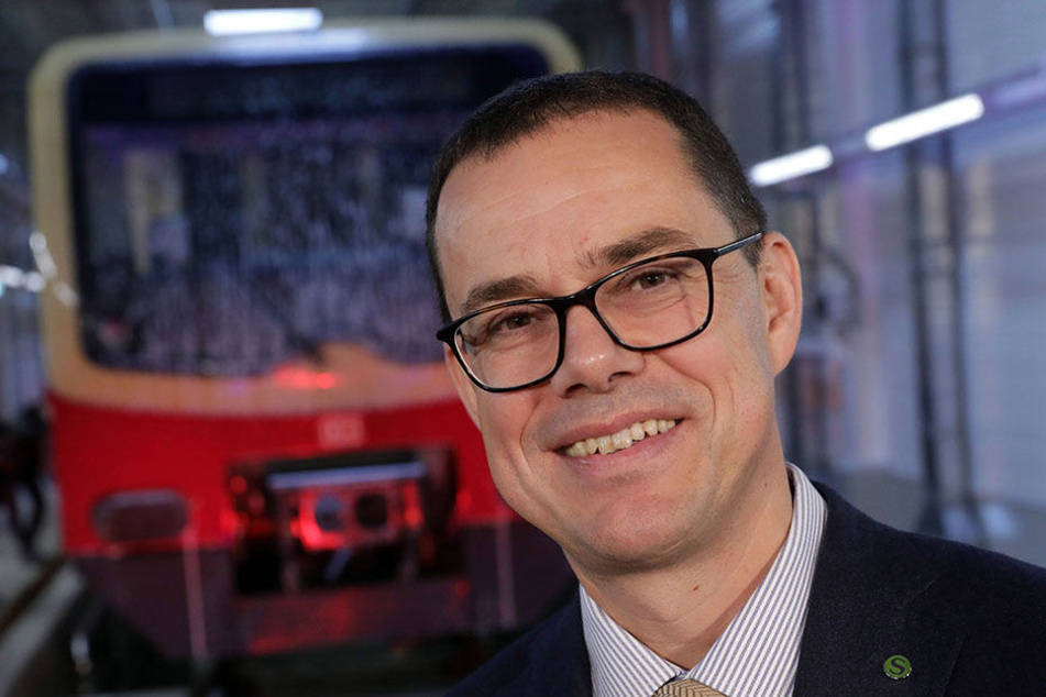 S-Bahn-Chef Peter Buchner versucht Raucher wie Nichtraucher zu beruhigen und die S-Bahn Stationen friedlich zu halten.
