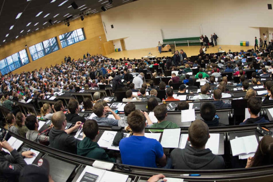 100 Geflüchtete besuchen derzeit die Lehrveranstaltungen an den sächsischen Unis.