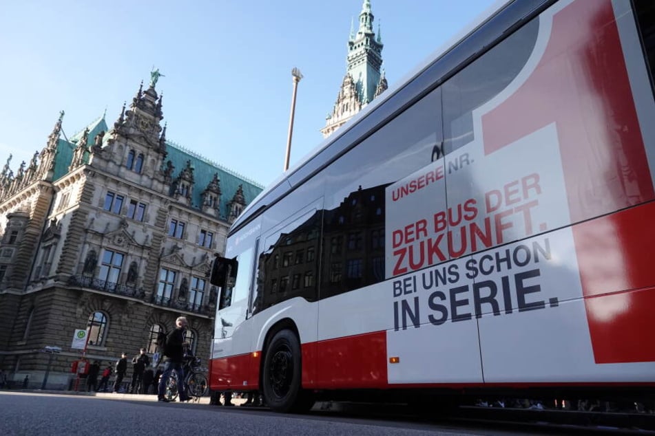 Der erste Serien-Elektrobus steht am Rathausmarkt. Hamburg geht den ersten Schritt in einen schadstofffreien Nahverkehr.