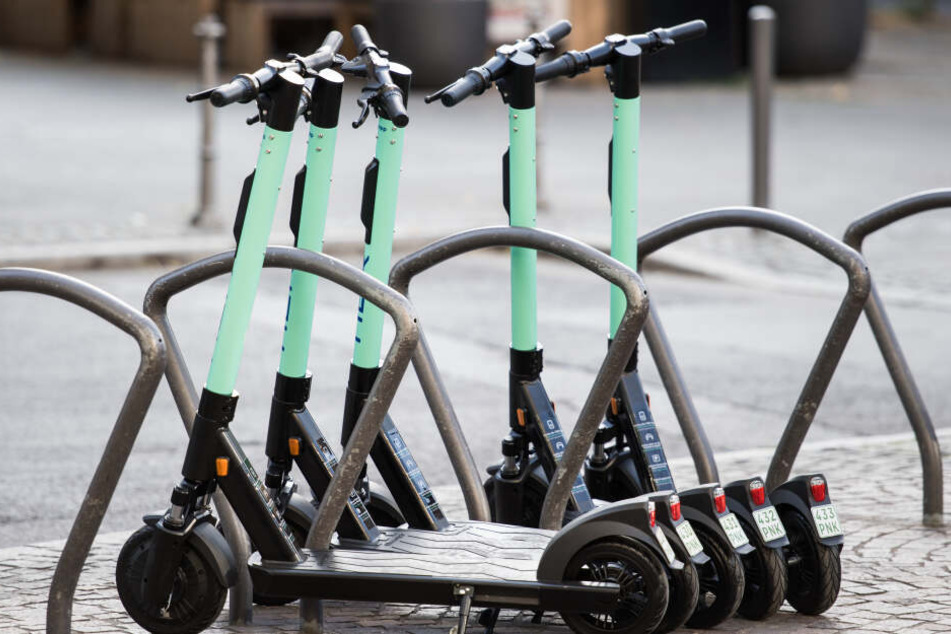 Fünf der elektrischen Flitzer stehen am Frankfurter Kaiserplatz.
