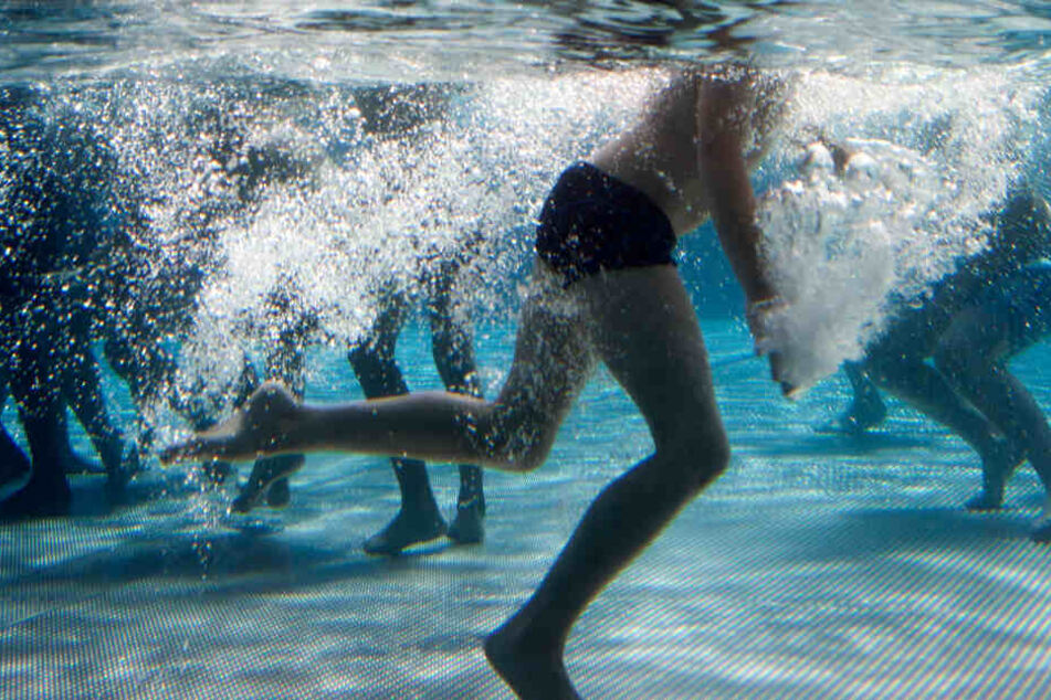 Die Aufnahme aus dem Juni 2016 zeigt Kinder, die im Freibad Hausen in Frankfurt im Wasser spielen.