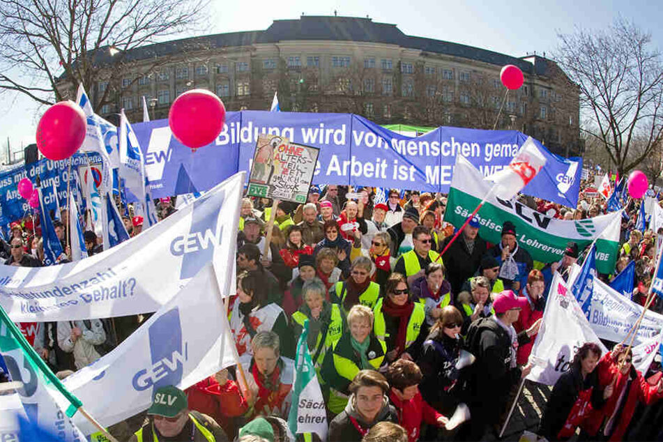 Einmal mehr sind Sachsens Lehrer zum Warnstreik aufgerufen - gestaffelt nach Regionen sollen sie die Arbeit niederlegen.