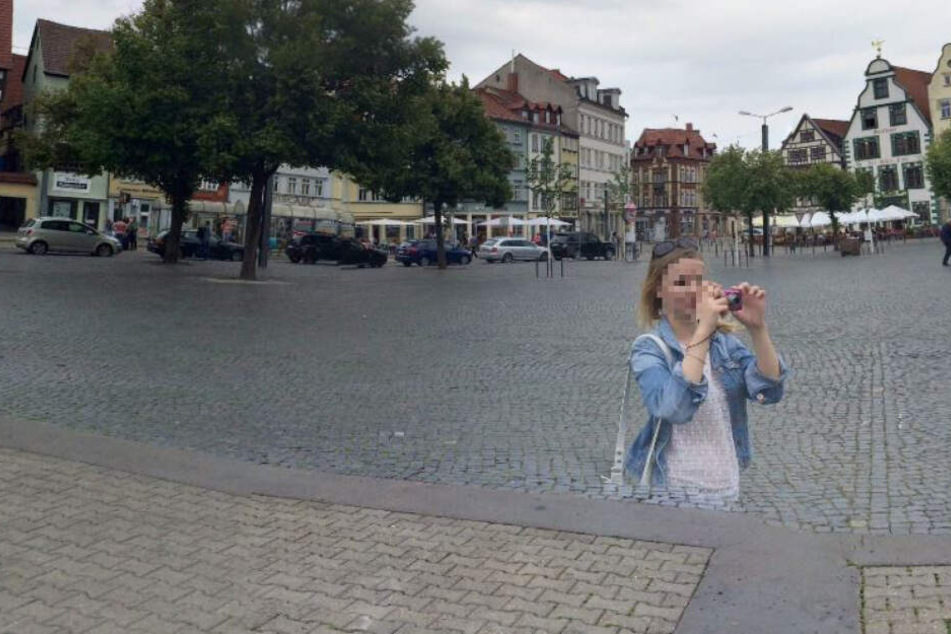 Was ist denn das? Deswegen schwebt eine halbe Frau über den Domplatz