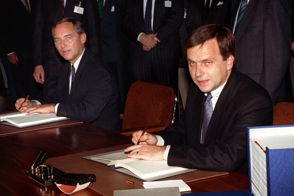Der damalige Bundesinnenminister Wolfgang Schäuble (l.) und der frühere DDR-Staatssekretär Günther Krause unterzeichneten die Urkunden zur deutschen Einheit am 31. August 1990. (Archivfoto)