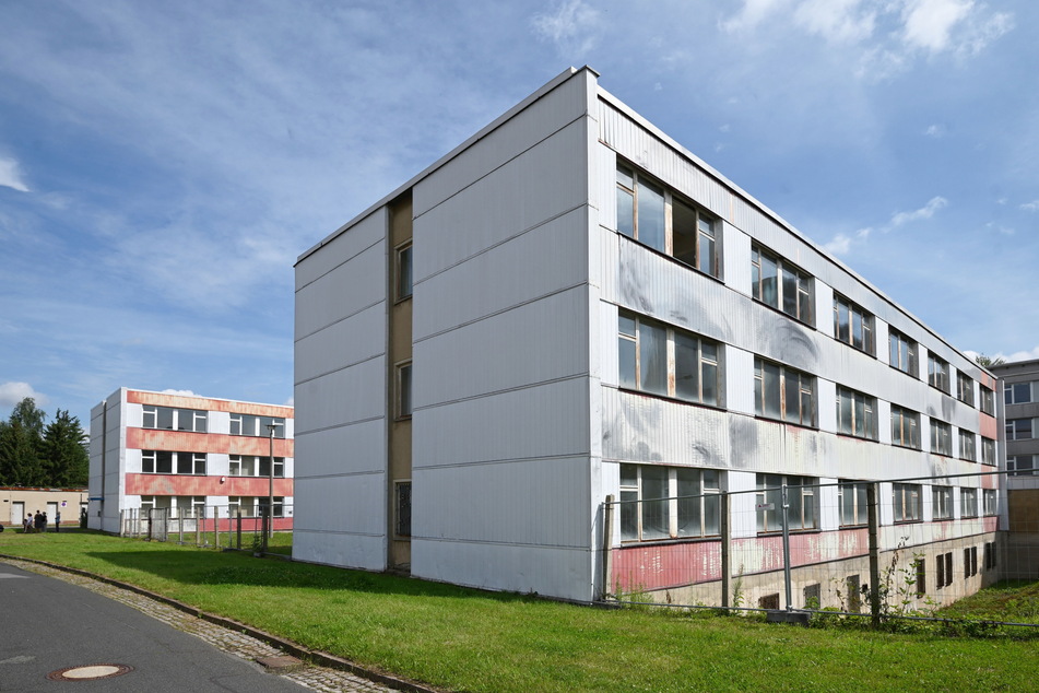 Bisher bietet das leerstehende Gebäude in der Anton-Günther-Straße Raum für Büros. Der Investor will diese zu Wohnungen umbauen.