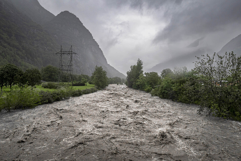 Nach heftigen Regenfällen kam es in der Schweiz zu Hochwassern und Erdrutschen.