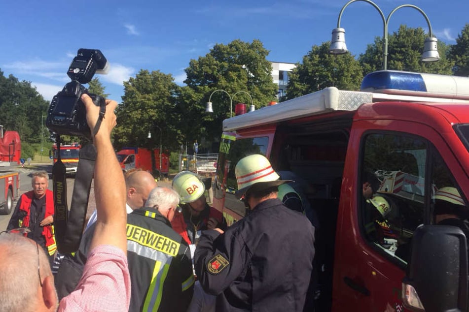 Seit dem Nachmittag kämpft die Feuerwehr gegen den Rauch.