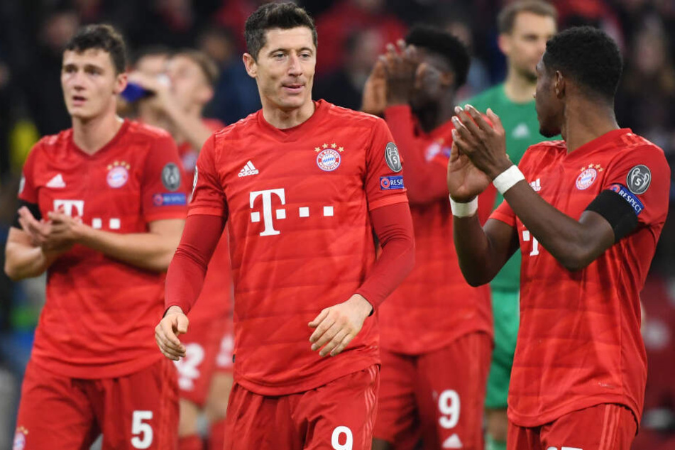 Die Spieler von München Benjamin Pavard (l-r), Robert Lewandowski und David Alaba bedanken sich nach dem Spiel bei den Fans.