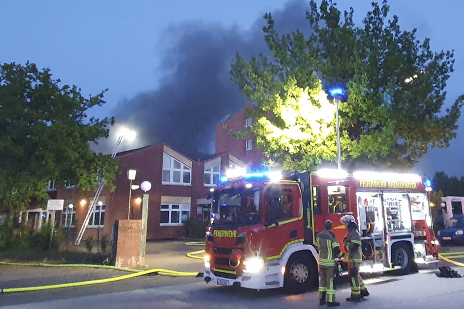 Lagerhalle in Brand, benachbartes Hotel muss evakuiert werden