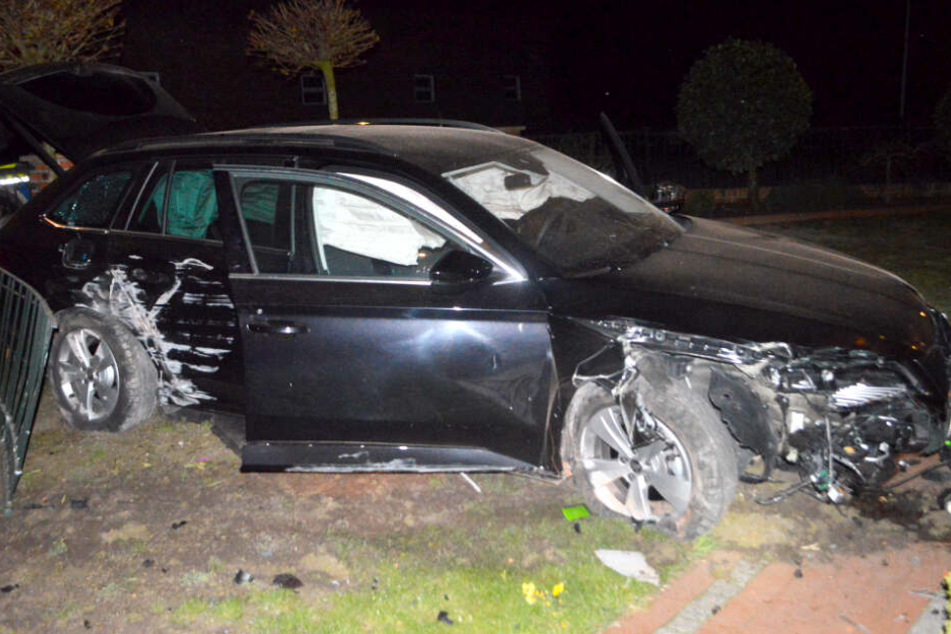 Das Auto wurde bei dem Unfall stark beschädigt.
