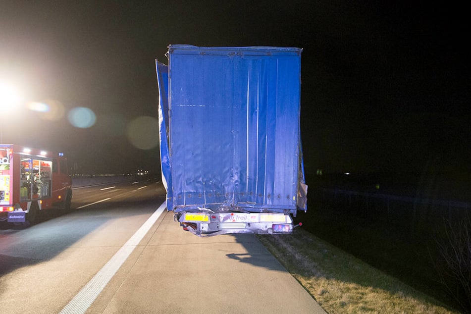 Ein Laster war auf einen vor ihm fahrenden Sattelzug aufgefahren.