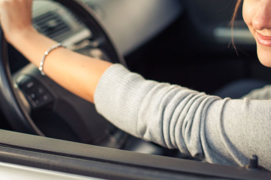 Ganz selbstverständlich verließ die 53-Jährige das Gelände der Polizeidienststelle - am Steuer ihres Wagens (Symbolbild).