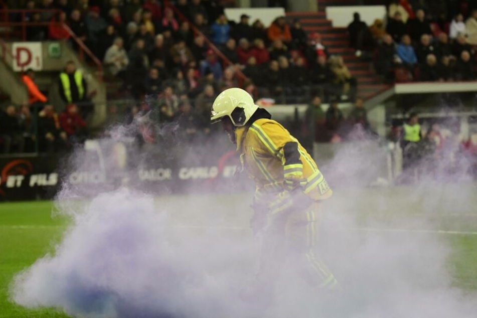 Ein Feuerwehrmann auf dem Spielfeld.