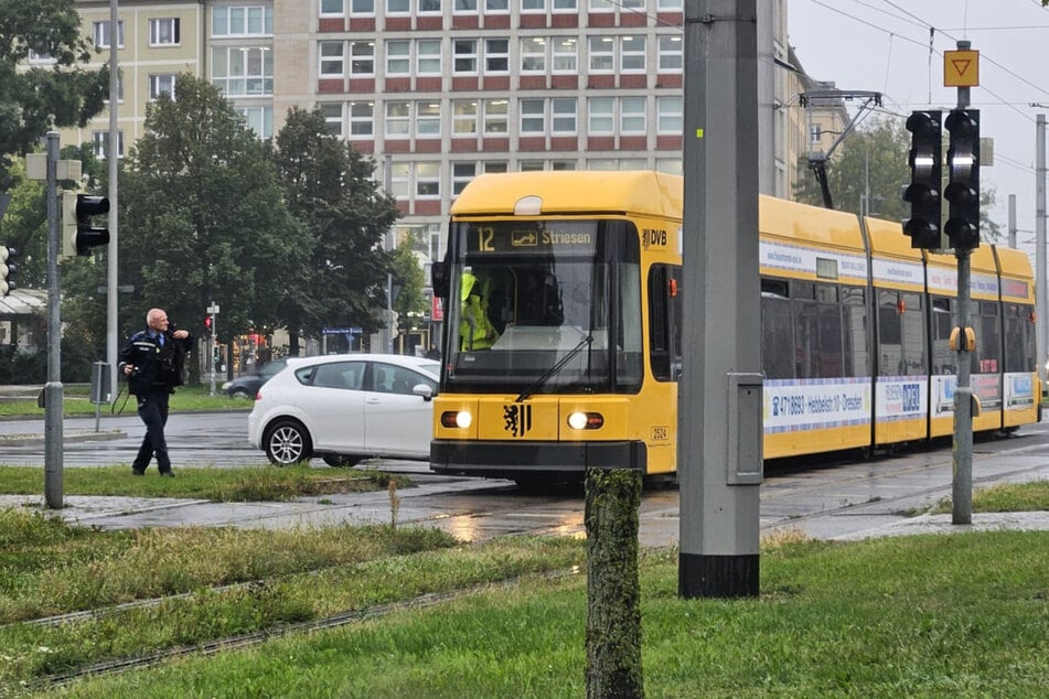 Unfall im Dresdner Berufsverkehr: Auto kracht in Straßenbahn