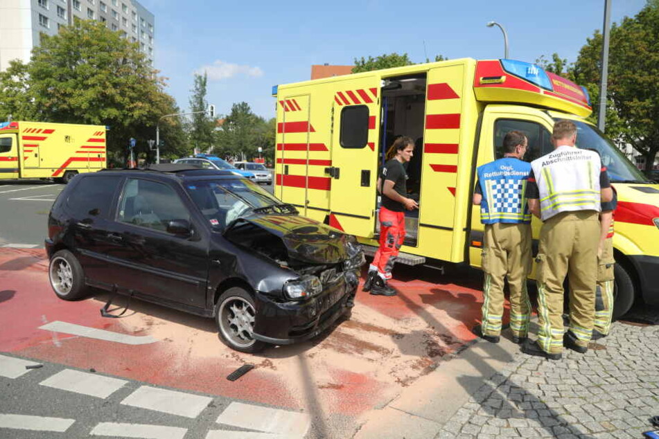Gegen 10:50 Uhr krachte dieser VW-Polo an der Ecke Budapester Straße/Josephinenstraße in einen linksabbiegenden Ford.