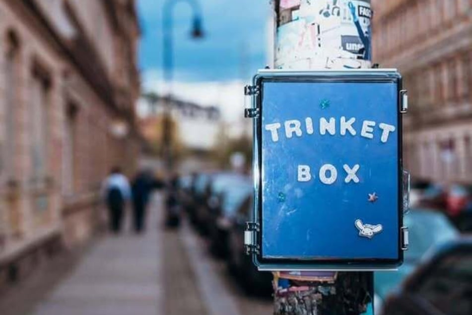 Das Konzept hinter der Trinket-Box ist simpel: "Nimm eins, gib eins" - ähnlich wie bei den bekannten Bücherschränken.