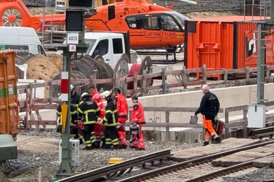 Zwei Personen wurden verletzt, eine von ihnen schwer. Auch ein Rettungshubschrauber war vor Ort.