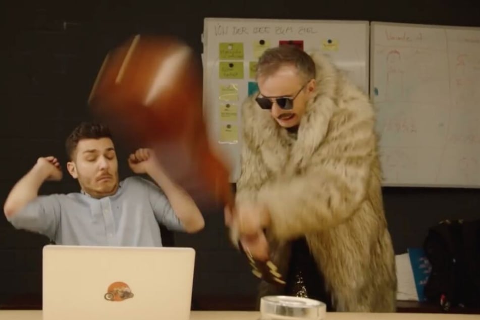 Jan Böhmermann fühlt sich wie ein Rockstar.