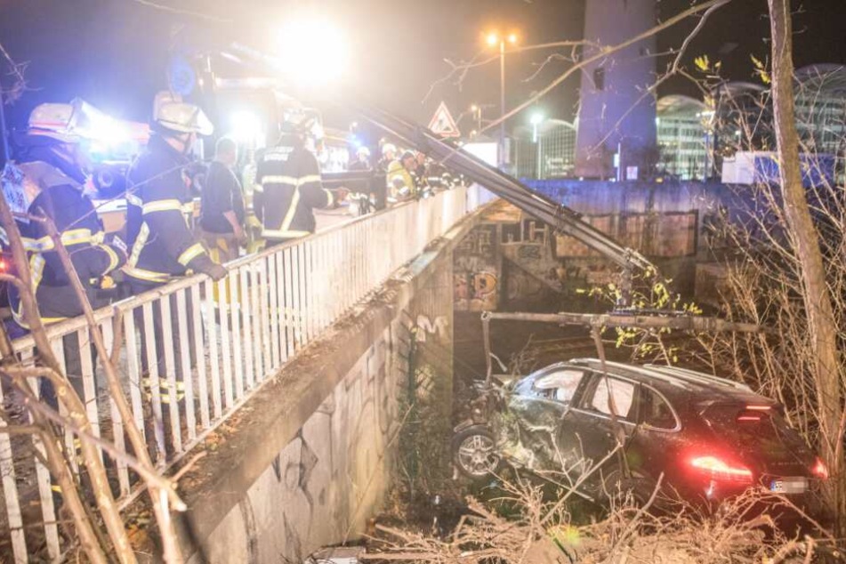 Kreuzungs-Crash: Porsche stürzt auf Bahngleise, sechs Verletzte!