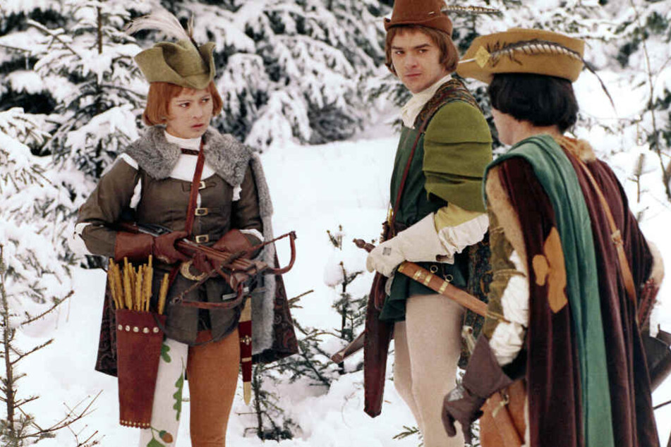 Als Jäger spielt Aschenbrödel (l.) dem Prinz (r.) einen Streich. Später erscheint die von ihrer Stiefmutter drangsalierte Kultfigur in Ballkleid im Schloss.