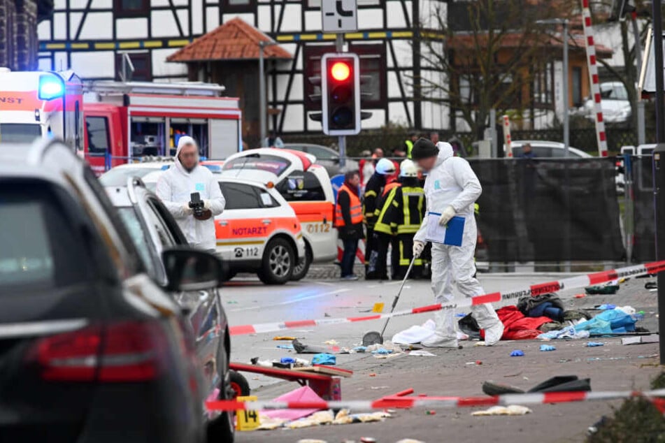 Einsatzkräfte nehmen an der Unfallstelle in Volkmarsen Spuren auf.