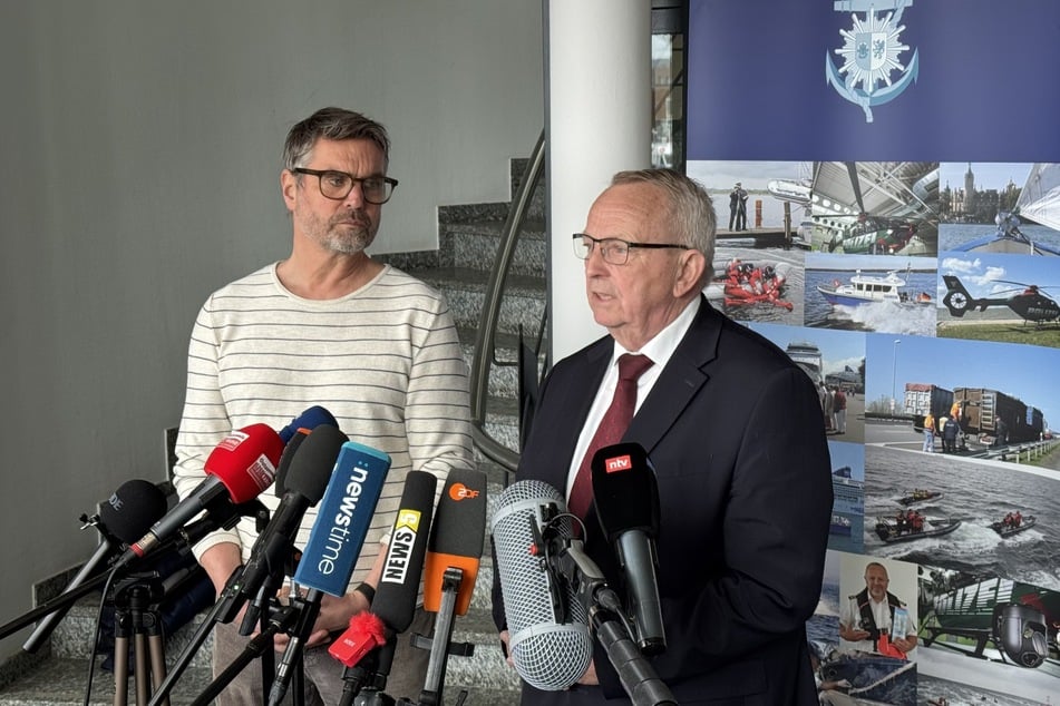 Umweltminister Dr. Till Backhaus (r.) Meeresbiologe Thilo Maack von Greenpeace sprachen über die aktuelle Lage des Wals.