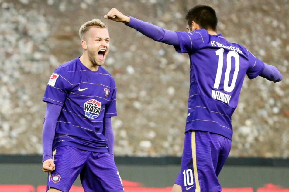 Ein gewohntes Bild aus vergangenen Zeiten: Pascal Köpke (25, l.) jubelt über ein Tor für den FC Erzgebirge Aue.