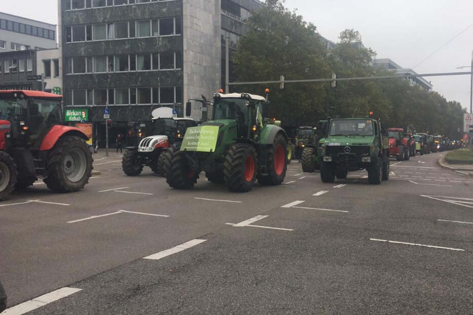 Die Traktoren fahren auf der Theodor-Heuss-Straße.