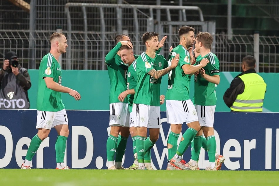 Großer Jubel in Homburg: Der Viertligist FC 08 Homburg zieht ins Achtelfinale des DFB-Pokals ein.