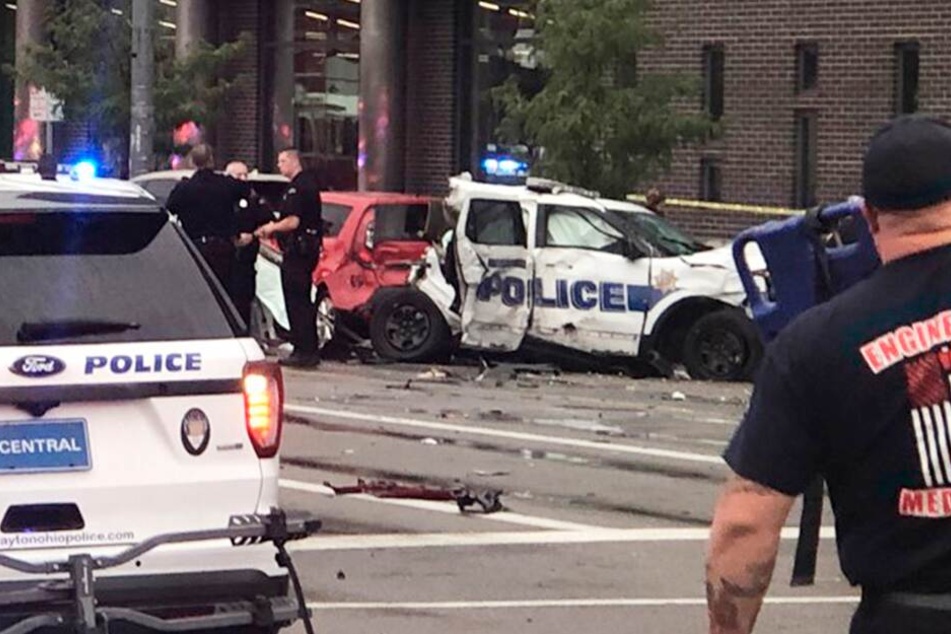 Polizisten sind nach dem schweren Unfall in Dayton im Einsatz.