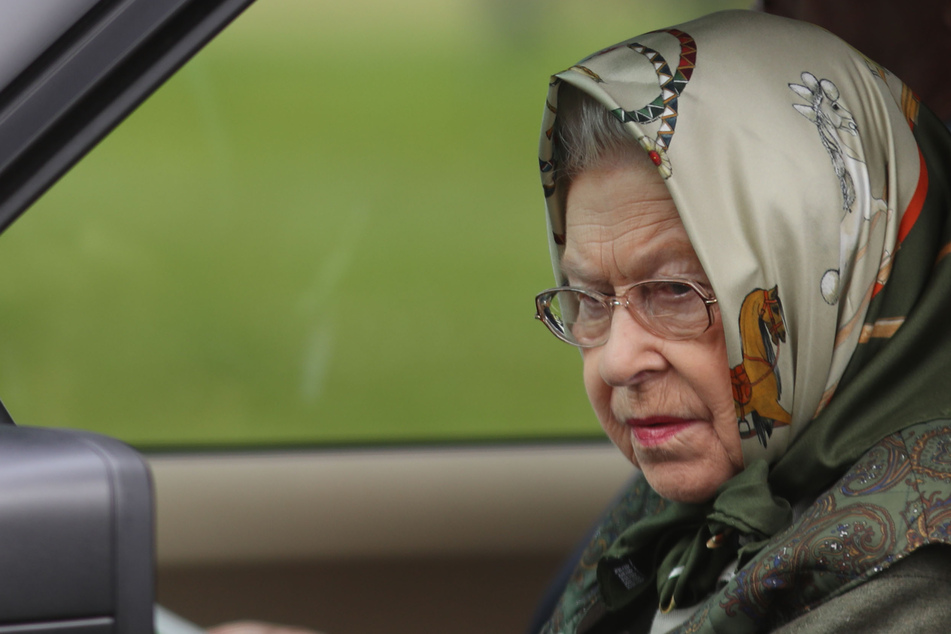Geht es der Queen besser? Elizabeth II. fährt Auto auf Schloss Windsor!