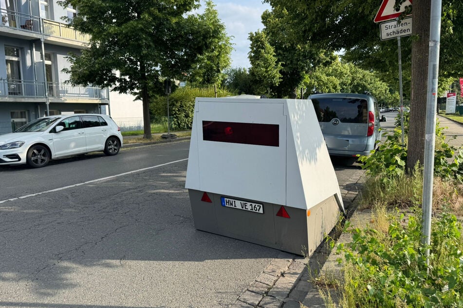 In der Schlüterstraße in Dresden, wo der Superblitzer nun aufgestellt wurde, dürft Ihr nun mit 30 km/h unterwegs sein.
