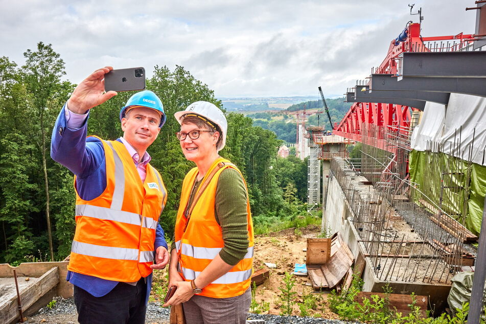 Selfie mit Baustelle und Ehefrau: Verkehrsminister Martin Dulig (47, SPD) mit seiner Susann (49) an der Gottleubatalbrücke bei Pirna.