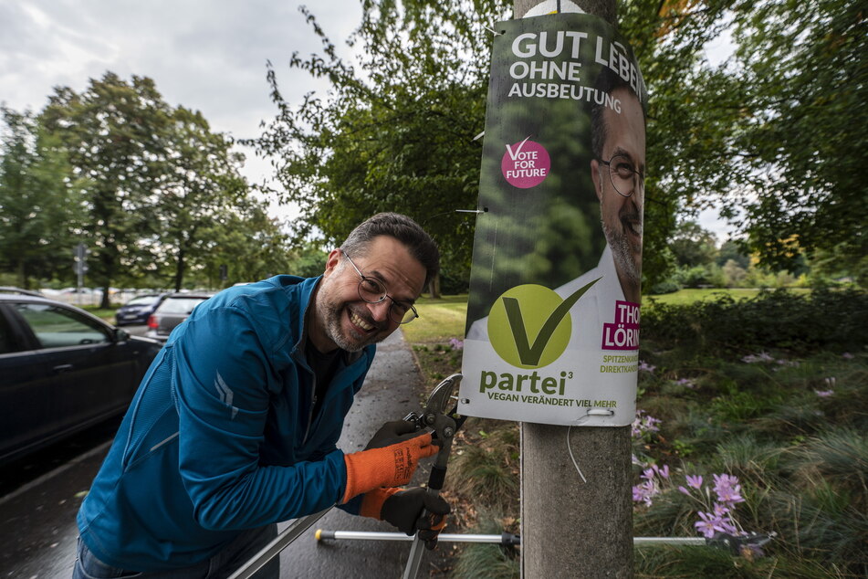 Thomas Lörinczy (51) von der V-Partei hängte seine Plakate drei Tage nach der Wahl ab.
