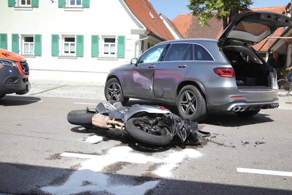Der eingeklemmte Biker wurde durch den Mitarbeiter einer Tankstelle mit einem Gabelstapler unter dem Auto befreit.