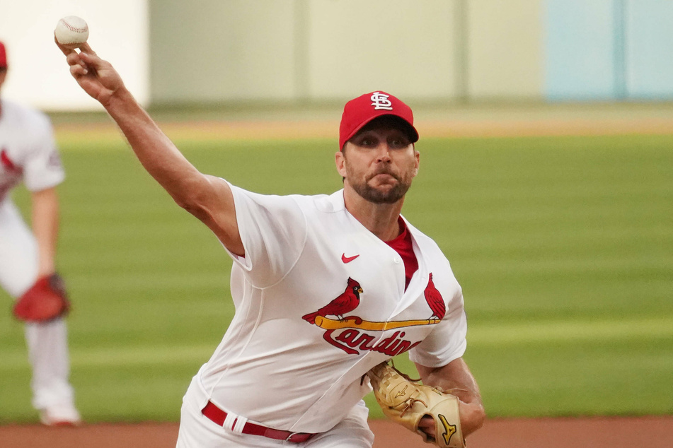 Cardinals starting pitcher Adam Wainwright got his first win of the season as the Cards just got by the Mets to win on Monday night