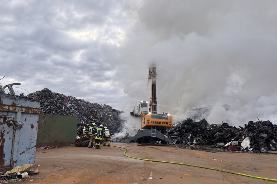 Brand auf Recyclinghof: 100 Feuerwehrleute im Einsatz