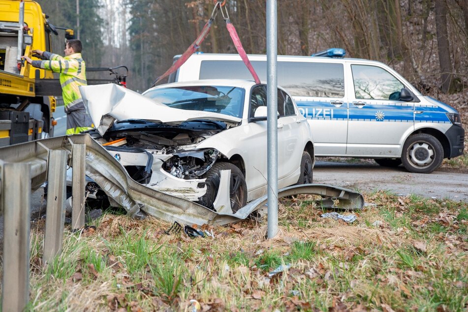 Der BMW krachte nach dem Zusammenstoß mit einem Pickup in eine Leitplanke.