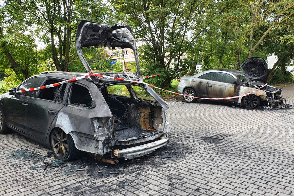 In Halle-Neustadt standen in der Nacht zwei nebeneinander parkende Autos in Flammen.