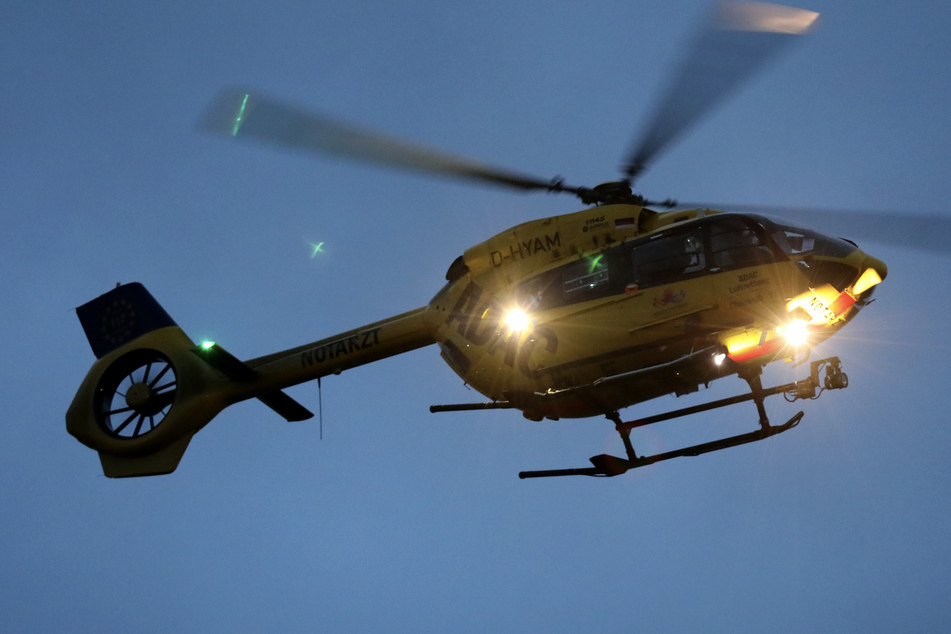 Ein Hubschrauber brachte den Schwerverletzten in eine Klinik. (Symbolbild)